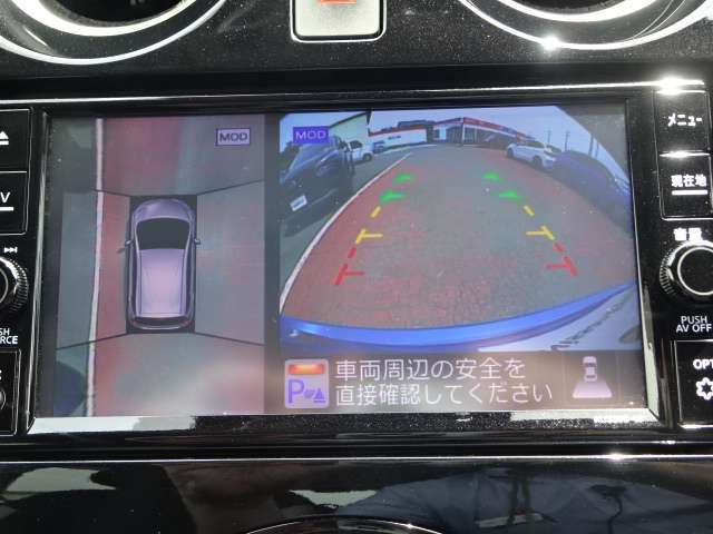 クルマを真上から見下ろしているかのような映像によって、車庫入れや縦列駐車などの駐車時に、自車と駐車位置の関係をひと目で確認でき、スムースな駐車をサポートします。