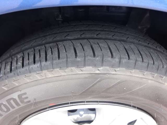 タイヤ残り溝しっかりございます。