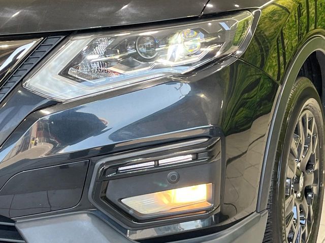 【LEDヘッドライト】悪天候や夜間走行時も良好な視界を確保し安心して運転できる高輝度LEDヘッドライトを装備！点灯速度が早く、消費電力も抑えられています。