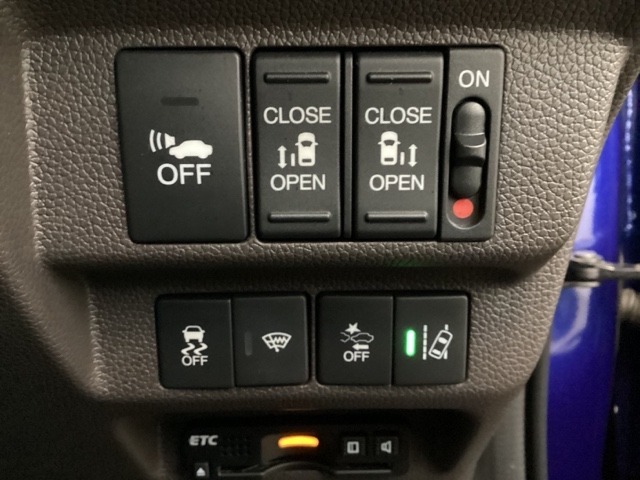 両側電動スライドドアは運転席から操作ができるよう、操作スイッチが付いています。Hondaセンシング用のVSA（ABS＋TCS＋横滑り抑制）解除とレーンキープアシストシステムなどのメインスイッチも装備。