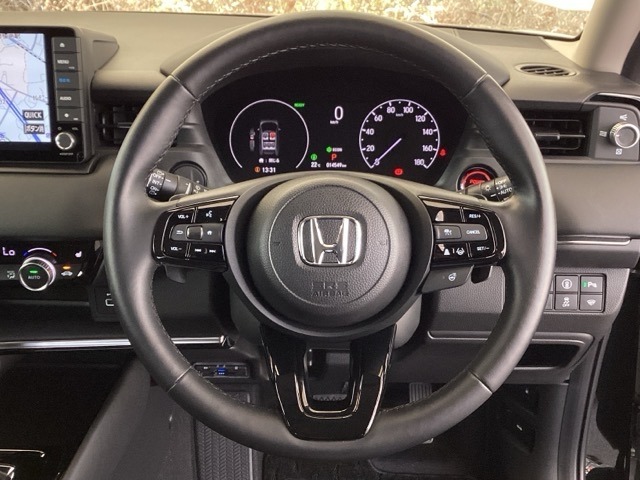 ステアリング右手側に安全運転支援機能のホンダセンシングをコントロールするスイッチ、左手側にオーディオ関連のコントロールスイッチを配置、視線を逸らすことなく運転に集中できます。
