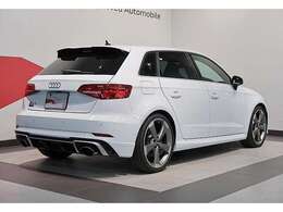 敷地内には新車ショールームAudi長野、サービス工場、グループ会社のメルセデス・ベンツ長野を併設しております。