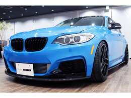 正規ディーラー車　BMW M135i　右ハンドル　ライトブルー(アルピンホワイトIII)/オイスターレザー×アルカンターラ