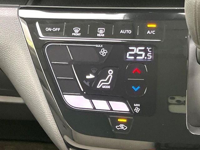 【オートエアコン】一度お好みの温度に設定すれば、車内の温度を検知し風量や温度を自動で調整。暑い…寒い…と何度もスイッチ操作をする必要はありません。快適な車内空間には必須の機能ですね♪