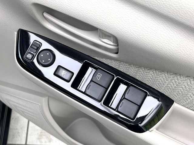 【電動格納ミラー】サイドミラーは電動格納式となっており、狭い駐車場でもキズがつくリスクを抑えられます。