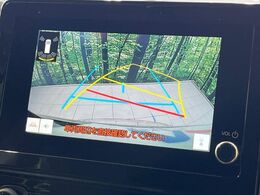 【バックカメラ】駐車時に後方がリアルタイム映像で確認できます。大型商業施設や立体駐車場での駐車時や、夜間のバック時に大活躍！運転スキルに関わらず、今や必須となった装備のひとつです！