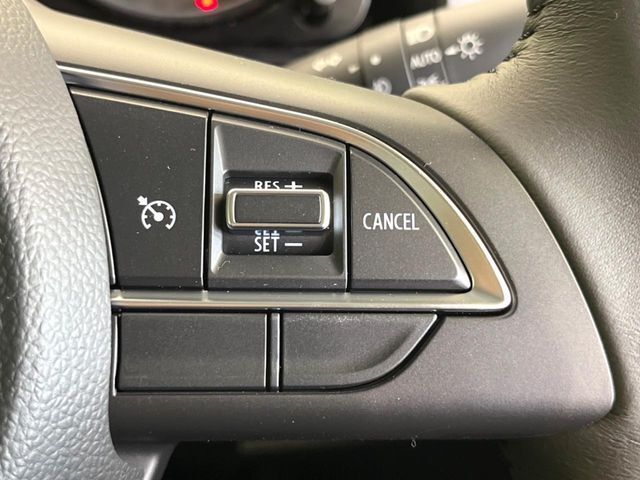 【クルーズコントロール】高速道路もラクラク走行。アクセルを離しても一定速度で走行ができ、長距離運転時の負担を軽減！加速・減速も簡単なスイッチ操作で調整できます。