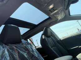 パノラマムーンルーフ付きなので車内の開放感もあります。