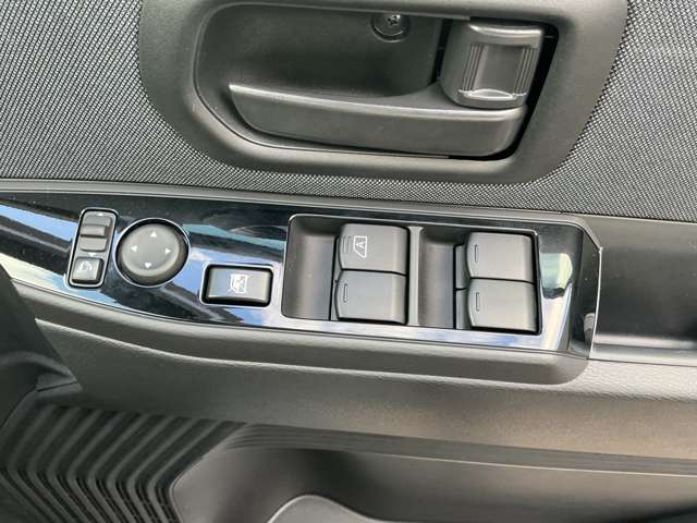 窓の開閉も楽々♪大きなサイドウィンドウは見晴らしのよさ、運転のしやすさを実感できます。