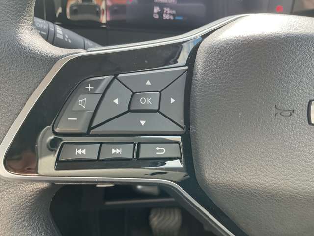 ステアリングスイッチもついておりますので走行中でも簡単な操作がハンドルから手を離さずにナビなどの操作が可能になりますよ