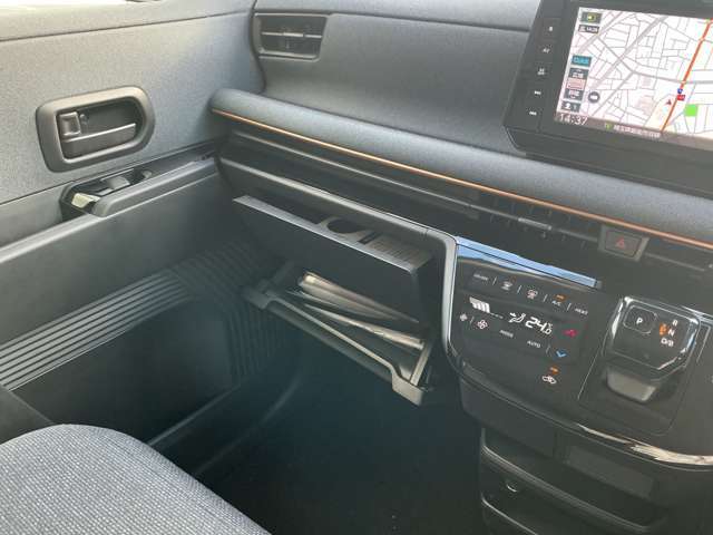 収納もバッチリ！小物が散乱しがちな車内もスッキリさせる事ができますね♪