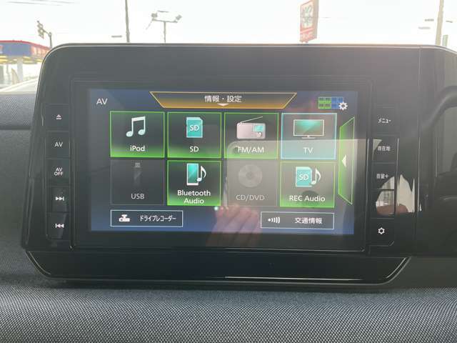 オーディオ機能も充実しておりますので車内も快適に過ごすことができますよ。