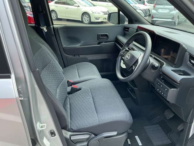 【ゆったりと運転してください】足元空間も広く、スムーズに乗り降りもいただけます♪