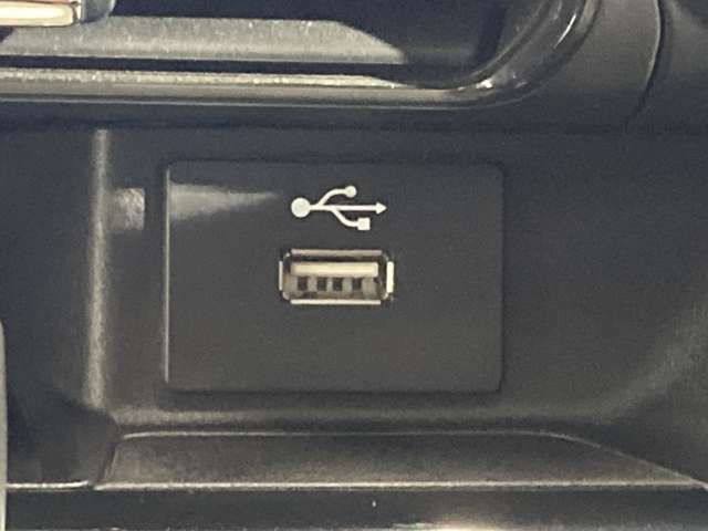 【USB電源ソケット】バッテリーが少なくなっても大丈夫！携帯やゲーム機などUSBにつないで車内で充電ができます！