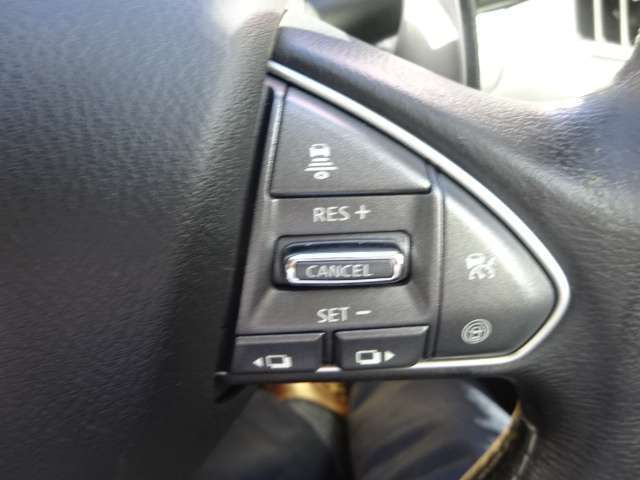 高速道路での、単調な“渋滞走行”と長時間の“巡航走行”。インテリジェントクルーズは、この2つのシーンで、ドライバーに代わってアクセル、ブレーキ、を自動で制御。