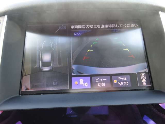 アラウンドビューモニターは、真上から見下ろした様に車の周囲を表示することで、駐車時の安全性と利便性を高めます。