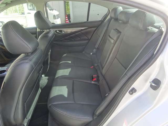 後席座面も厚みがありゆったり座れます