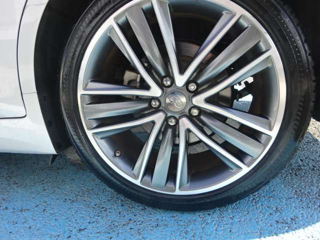 純正アルミホイール！！格好良くてホイールがあなたの愛車をいっそう輝かせます☆