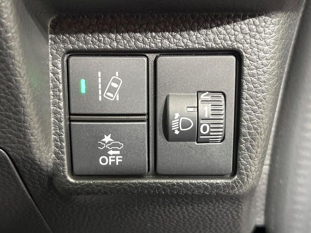 【車線逸脱警報】道路上の白（黄）線を認識し、意図せず走行中の車線からはみ出しそうになった時、メーター内の警告灯とブザーで注意喚起してくれる安心・安全機能です♪