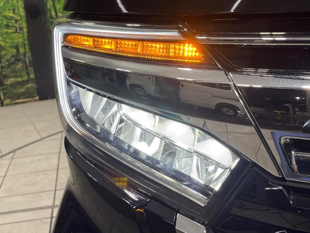 【LEDヘッドライト】悪天候や夜間走行時も良好な視界を確保し安心して運転できる高輝度LEDヘッドライトを装備！点灯速度が早く、消費電力も抑えられています。