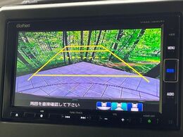 【バックカメラ】駐車時に後方がリアルタイム映像で確認できます。大型商業施設や立体駐車場での駐車時や、夜間のバック時に大活躍！運転スキルに関わらず、今や必須となった装備のひとつです！