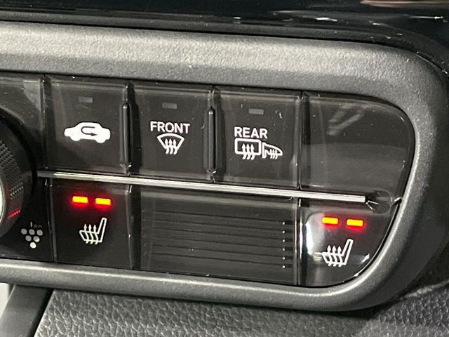 【シートヒーター】寒い日に重宝するシートヒーター！エアコンより早く温まってくれるので寒がりの人も安心ですね♪エアコンの温風は乾燥するから苦手、という方にもをおすすめです。