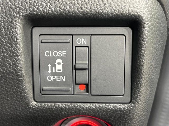 【パワースライドドア】スマートキーや運転席のスイッチでスライドドアの開閉が可能♪電動だから力を入れてドアを開ける必要が無く、小さいお子様でも、重い荷物を持っている時もラクに開け閉めできます♪