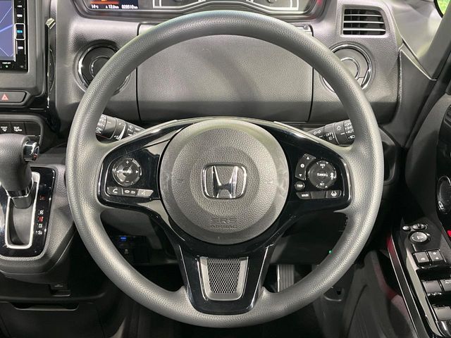 ステアリングも使用感が少なく、きれいな状態となっております♪