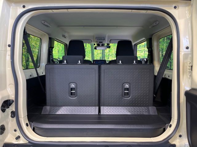 普段のお買い物や通勤、送迎等に十分な荷室スペースを確保しております。セカンドシートを倒すと、大きな荷物の積載も可能です♪