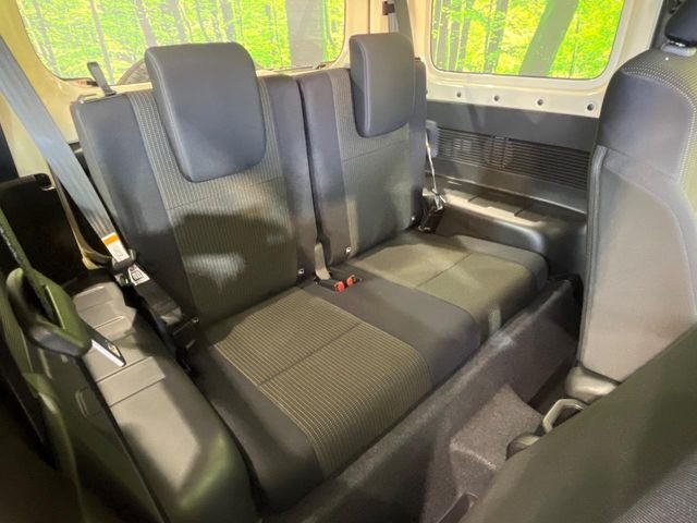 後部座席も気になるようなキズ・汚れやへたり等、大きなダメージはなく、良好な状態です。