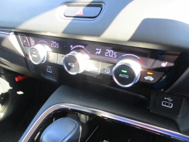 温度設定のみセットして頂ければ、車外気温に合わせて車内の温度を快適に保ってくれるオートエアコン機能付き！
