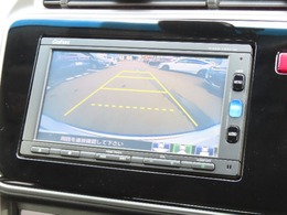 駐車時に後方がリアルタイム映像で確認できます。大型商業施設や立体駐車場での駐車時や、夜間のバック時に大活躍！運転スキルに関わらず、今や必須となった装備のひとつです！