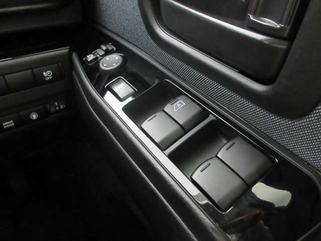 全席パワーウィンドウとなっています。運転席はオートになっているのでワンタッチ開閉することが出来ます。