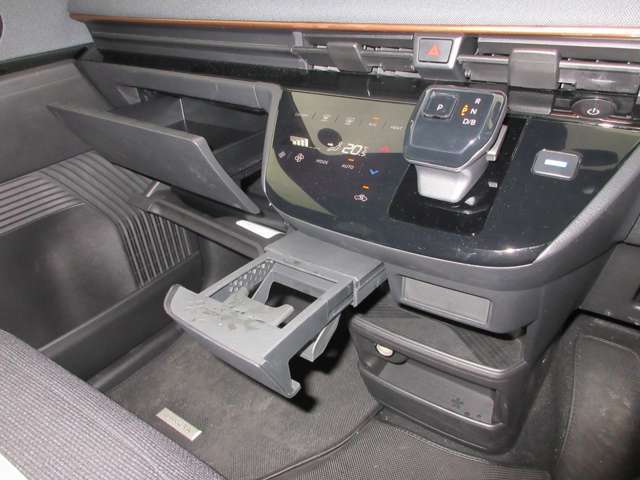 運転席側のドリンクホルダー。助手席にも、同様にドリンクホルダーが、ございます。