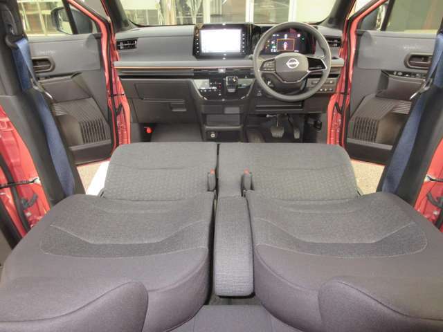 すっきりした運転席周りにはナビやエアコンの操作パネルを設置しておりますので、お一人での運転でもご安心できます。