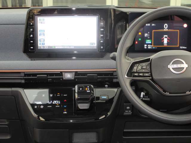 すっきりした運転席周りにはナビやエアコンの操作パネルを設置しておりますので、お一人での運転でもご安心できます。