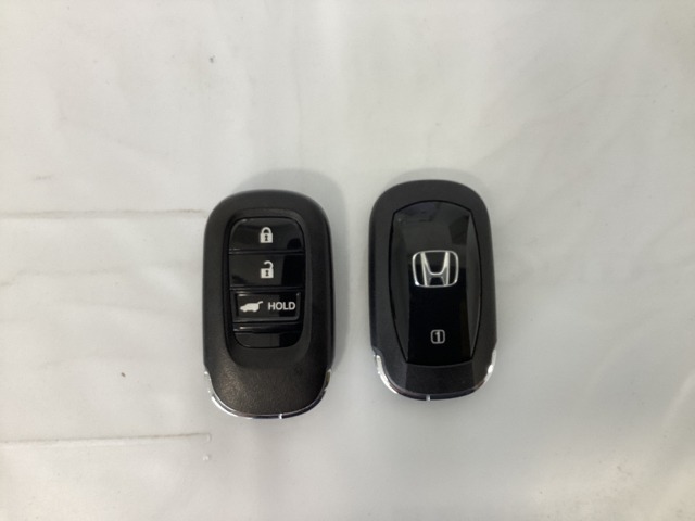 スマートキーを装備しています。鍵を差し込むことなくドアロックの開け閉めと、スタートボタン操作でのエンジンスタートができます。ボタン操作でトランクが開けられる電動テールゲートのボタンもついています。
