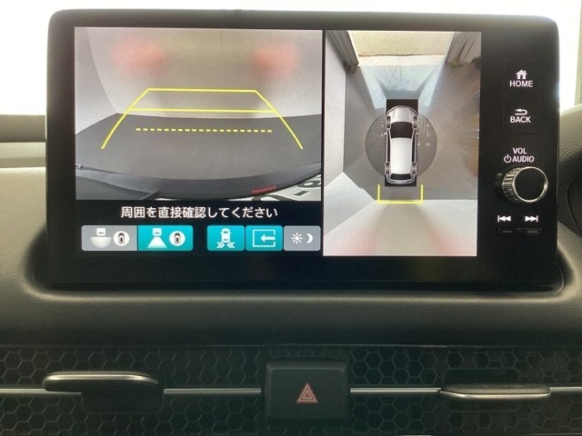 マルチビューカメラシステム搭載車です。お車の周囲を全方位でカバーします。後方・前方・両脇と、コンディションが悪い視界でもカラーモニターに映し出した映像がドライバーをサポートします。