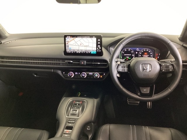 車内は光触媒抗菌消臭施工済です。スタイリッシュなデザインでスポーティなインパネ周りを演出します。グローブボックスやカップホルダーのほかにトレーなどたくさんの収納スペースが付いています。