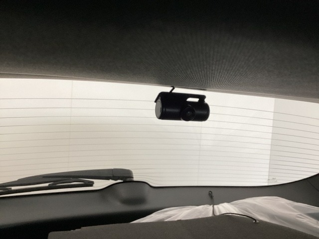 後方にもドライブレコーダーのカメラが付いています。前後両方でお車の周りを監視・記録いたします。