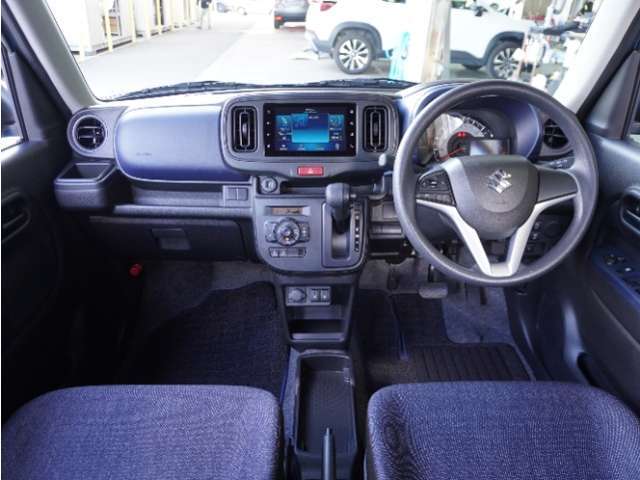 視界広々で運転しやすくロングドライブでも疲れを感じさせないすっきりとまとまったインパネ周りです。
