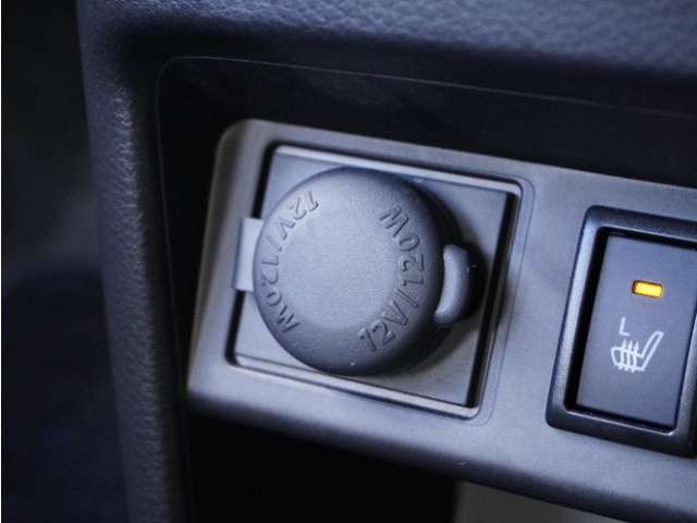 電源ソケットも使いやすい場所に装備されています。