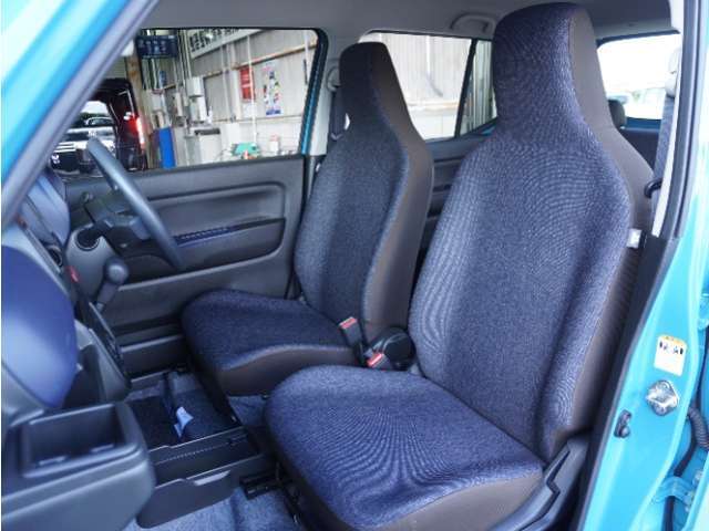 運転席と助手席は足元が繋がっているので自由に行き来しやすいので駐車場が狭いときでも助手席側からスムーズに乗り降りできて便利！