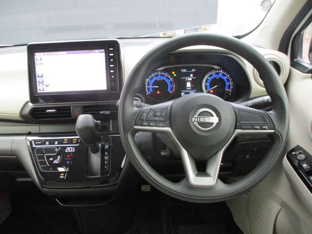 デイズの運転席廻りになります。