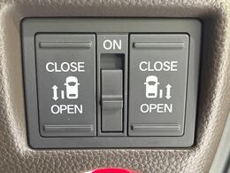 【両側パワースライドドア】スマートキーや運転席のスイッチで後席両側スライドドアの開閉が可能♪電動だから力を入れてドアを開ける必要が無く、小さなお子様でも簡単に開け閉めでき快適です♪