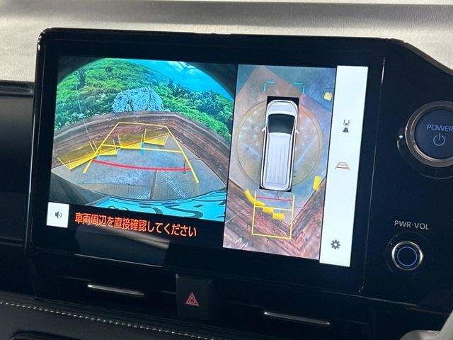 【パノラミックビューモニター】専用のカメラにより、上から見下ろしたような視点で360度クルマの周囲を確認することができます☆死角部分も確認しやすく、狭い場所での切り返しや駐車もスムーズに行えます。