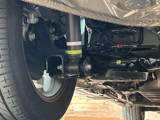 お車を安心してお乗りいただく為には、足回りの定期点検が欠かせません。サービスサポート（有償保証）では無料点検もご提供しており、安心のカーライフをお過ごしいただけるサポート体制が整っています。