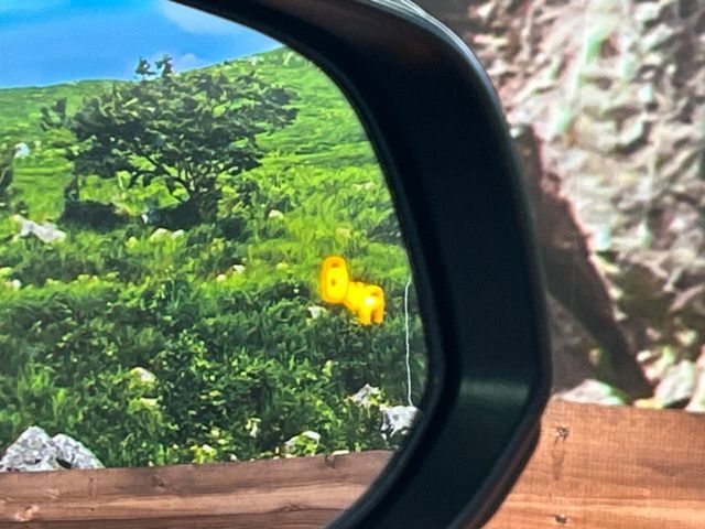 【ブラインドスポットモニター】走行中、ドアミラーの死角になりやすい箇所に後続車が接近するとサイドミラーのレンズに警告を表示！ドライバーに注意喚起をしてくれます。