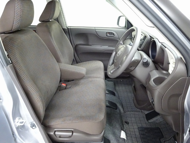 フロントシートはベンチシートで運転席と助手席の移動が簡単です。真ん中にはアームレストも装備されています！またシートの高さも調整もできます。