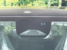 【ホンダセンシング】走行中に前方の車両等を認識し、衝突しそうな時は警報とブレーキで衝突回避と被害軽減をアシスト。より安全にドライブをお楽しみいただけます。